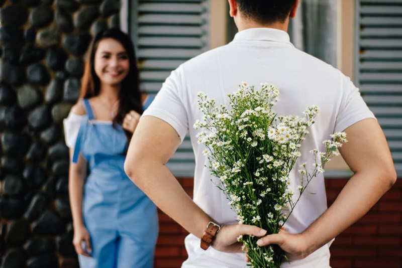 man_surprising_date_with_flowers